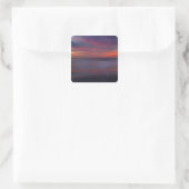 Paarse zonsopgang aan de kust van de oceaan vierkante sticker (Tas)