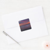 Paarse zonsopgang aan de kust van de oceaan vierkante sticker (Envelop)