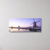Paarse zonsopgang over de windmolens canvas print (Voorkant)