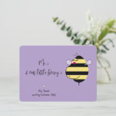Paarse zwangerschapsaankondiging van Mama Bee Kaart (Staand voorkant)