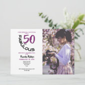 Paarse & Zwart "50 en Fabulous" Feestuitnodiging Kaart (Staand voorkant)