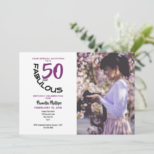 Paarse & Zwart "50 en Fabulous" Feestuitnodiging Kaart (Staand voorkant)