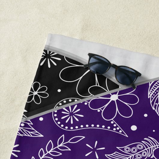 paarse zwarte boho bloemenpaisley meisjes volleyba strandlaken (In situ)