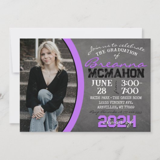 Paarse & Zwarte Chalkboard Afstuderen Invitation Kaart (Voorkant)
