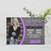 Paarse & Zwarte Chalkboard Afstuderen Invitation Kaart (Staand voorkant)