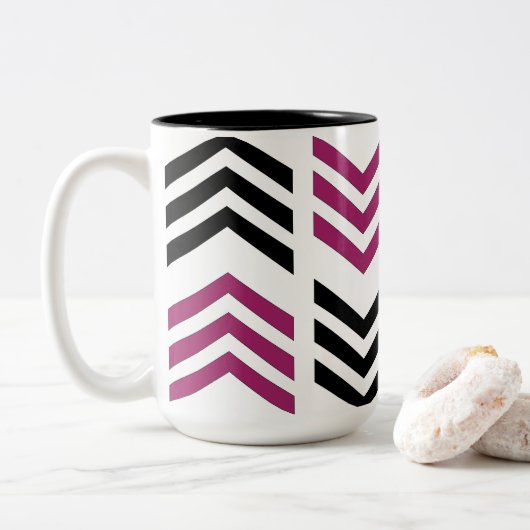 Paarse zwarte Chevron geometrisch patroon Tweekleurige Koffiemok (Met donut)