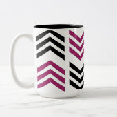 Paarse zwarte Chevron geometrisch patroon Tweekleurige Koffiemok (Links)