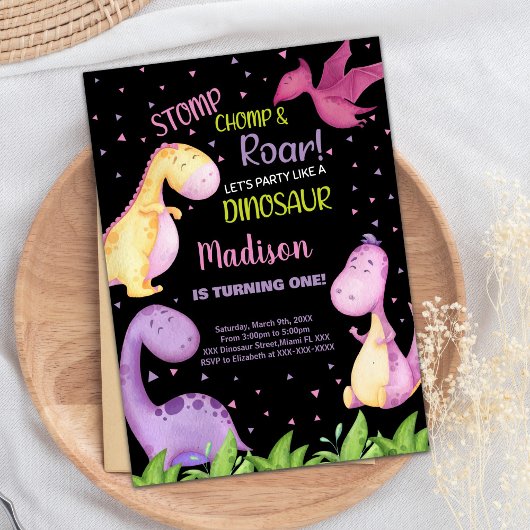 Paarse zwarte dinosaurus verjaardagsuitnodigingen kaart