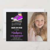 Paarse zwarte foto skateboards verjaardagsuitnodig kaart (Voorkant)