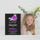 Paarse zwarte foto skateboards verjaardagsuitnodig kaart (Staand voorkant)