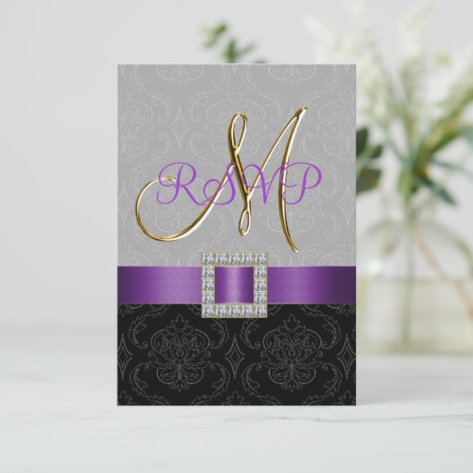 Paarse zwarte grijze Damask Gold Initiaal Weddensc RSVP Kaartje (Staand voorkant)