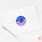 Paarse zwarte paarden in het regenboogveld ronde sticker (Envelop)