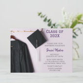 Paarse/Zwarte Pet & Gown Afstuderen Uitnodiging (Staand voorkant)