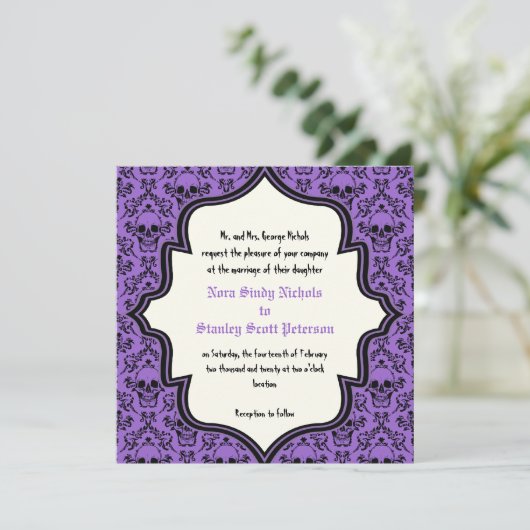 Paarse zwarte schedels damast Halloween bruiloft Kaart (Staand voorkant)