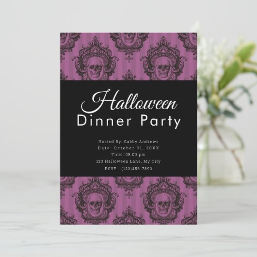 Paarse & zwarte schedels Halloween Diner Party Kaart (Staand voorkant)
