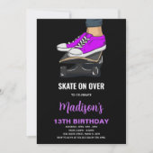 Paarse zwarte skateboards verjaardagsuitnodigingen kaart (Voorkant)