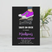 Paarse zwarte skateboards verjaardagsuitnodigingen kaart (Staand voorkant)