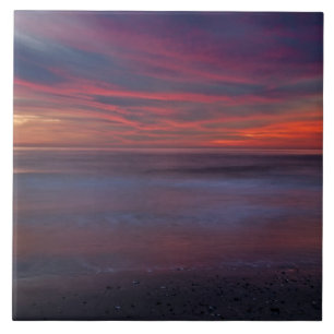 Paarsgekleurde zonsopgang aan de oceaan kust tegeltje