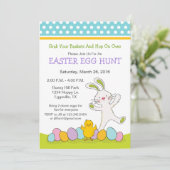 Paas Konijn met kuiken Paaseierenjacht Uitnodiging (Staand voorkant)