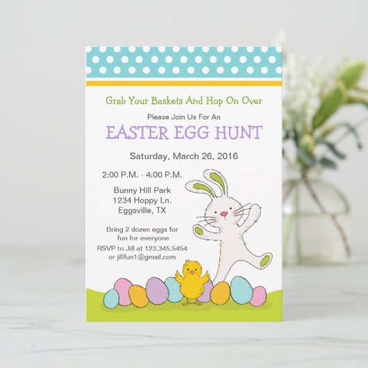 Paas Konijn met kuiken Paaseierenjacht Uitnodiging (Staand voorkant)