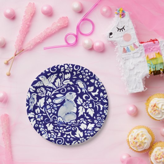Paasblauw wit konijn dat Bunny Delft Cute Sitting Papieren Bordje (Feest)