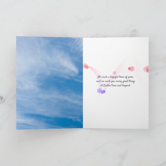 Paasbroodjes met roze ei in gras kaart (Binnen)