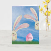 Paasbroodjes met roze ei in gras kaart (Gele Bloem)