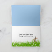 paasbundel in gras met regenboog feestdagen kaart (Binnen)