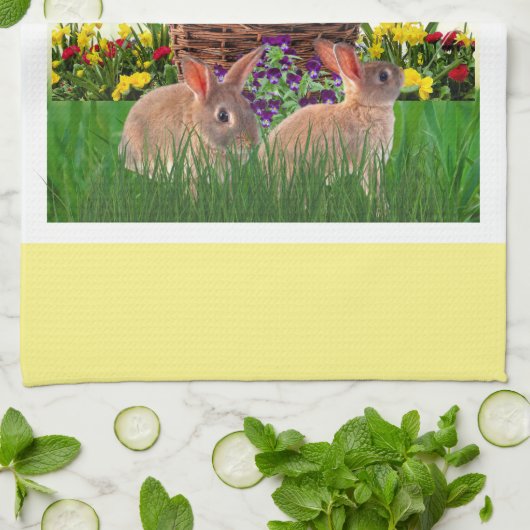 PaasBunnies in de tuin/lentesholiday Theedoek (Gevouwen)