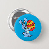 paasbunny Holding kleurrijke paaseieren Ronde Button 5,7 Cm (Voorkant /achterkant)