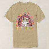 Paasdag regenboog met eieren en paasbundel t-shirt (Design voorkant)