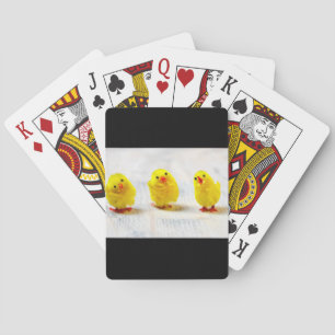 Paasdecoratie - kuikens in een rij pokerkaarten