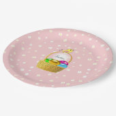 Paaseieren en wit bloempatroon op lichtroze papieren bordje (Gekanteld)