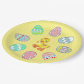 Paaseieren geverfd op geel papieren bordje (Gekanteld)