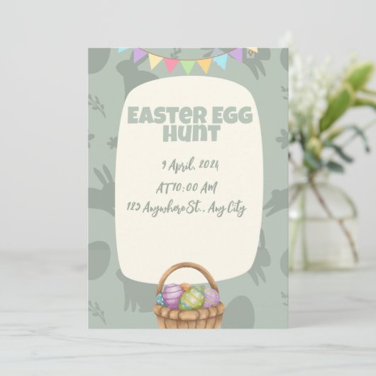 Paaseieren jagen grappige paashaas uitnodiging (Staand voorkant)