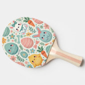 Paaseieren op groene en witte strepen tafeltennisbatje (Zijkant)