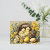 Paasgele Baby Chicks in een mandje en bloemen Feestdagenkaart (Staand voorkant)