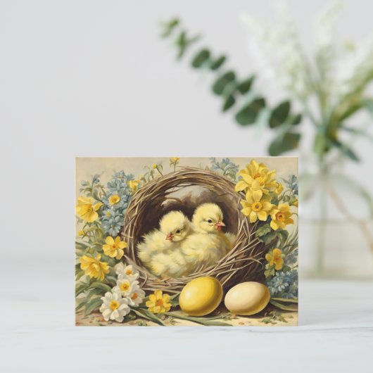 Paasgele Baby Chicks in een mandje en bloemen Feestdagenkaart (Staand voorkant)