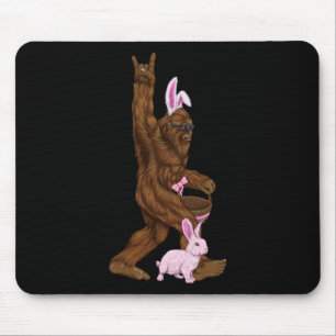 Paashaas Bigfoot Bunny in een bysket is leuk voor  Muismat