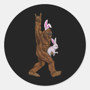Paashaas Bigfoot Bunny in een bysket is leuk voor Ronde Sticker