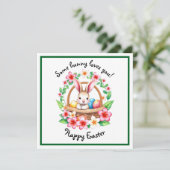 Paashaas en mand met eieren feestdagenkaart (Staand voorkant)