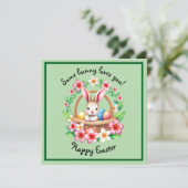 Paashaas en mand met eieren feestdagenkaart (Staand voorkant)