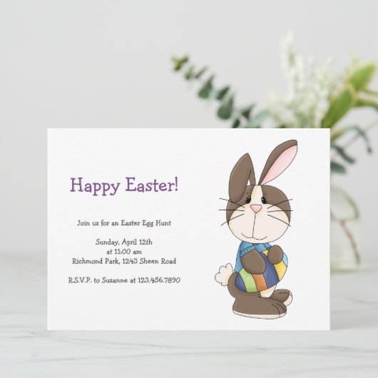 Paashaas in Blauw Shirt Feestdagenkaart (Staand voorkant)