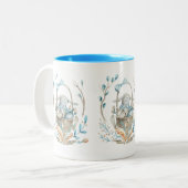 Paashaas in een mand en lentebloemen tweekleurige koffiemok (Voorkant links)