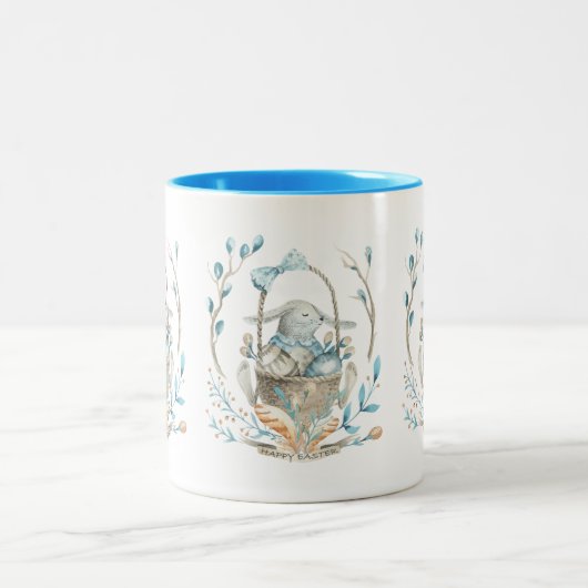 Paashaas in een mand en lentebloemen tweekleurige koffiemok (Center)