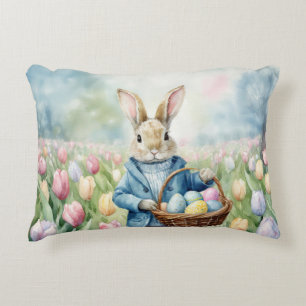 Paashaas in een weide van tulpen accent kussen