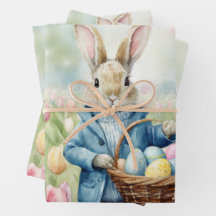 Paashaas in een weide van tulpen