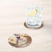 Paashaas meisje zittend op ronde rand kubus ronde kartonnen onderzetter (Insitu)