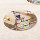 Paashaas meisje zittend op ronde rand kubus ronde kartonnen onderzetter (Gebogen)