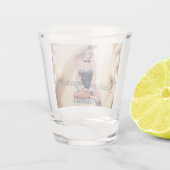 Paashaas meisje zittend op ronde rand kubus shot glas (Achterkant)